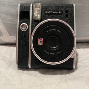 Fujifilm Instax Mini 40 - Classic Black and Silver